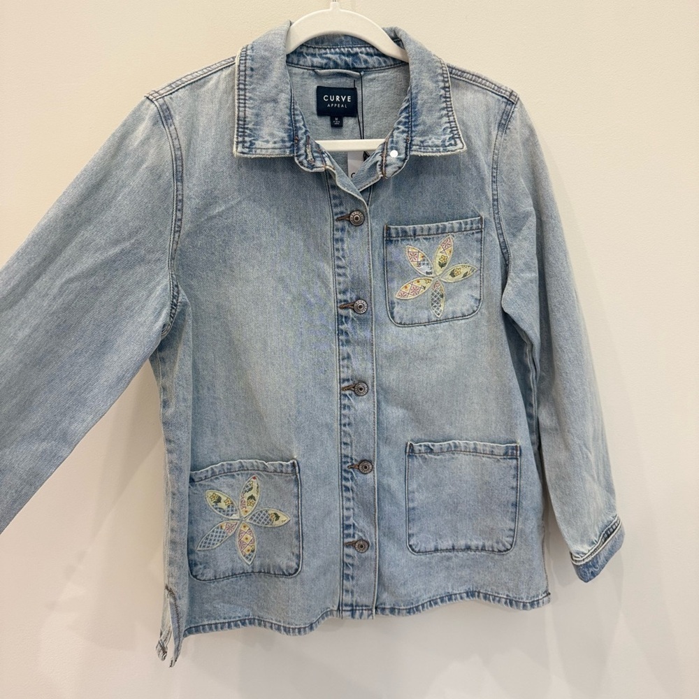 NWT Curve Appeal Light Wash Denim Jacket w/ Floral Appliqué – Size M